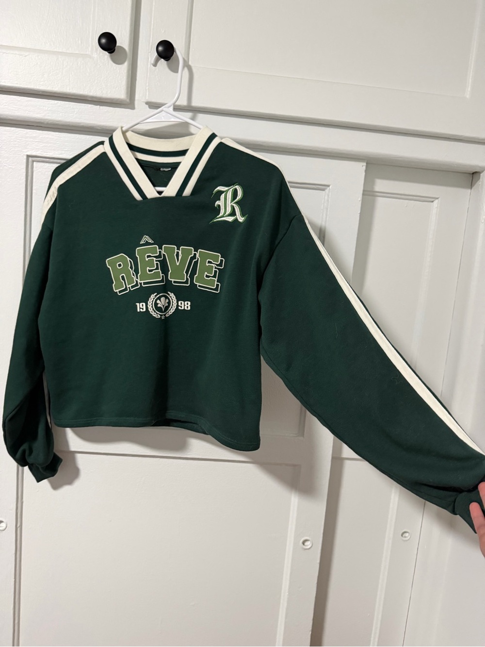 RÊVE Dark Green Cropped V-Neck Sweater